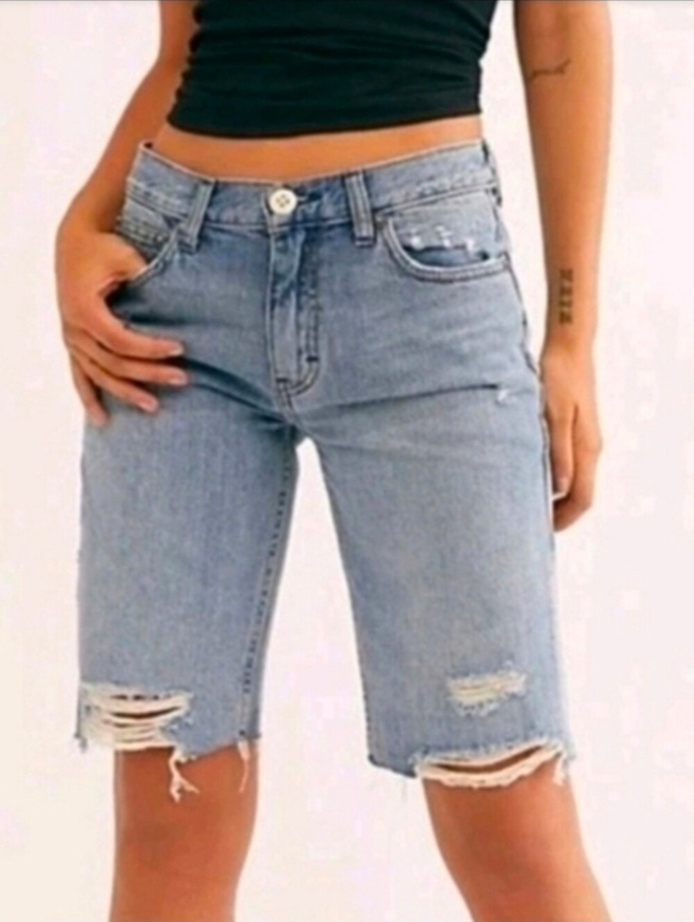 We The Free‎ Denim Short Size 26 Bermuda 10" Inseam Distressed Holes Frayed Hem - Picture 7 of 13